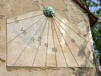 Tkalčićeva ulica 25. Vertikalni sunčani sat na fasadi